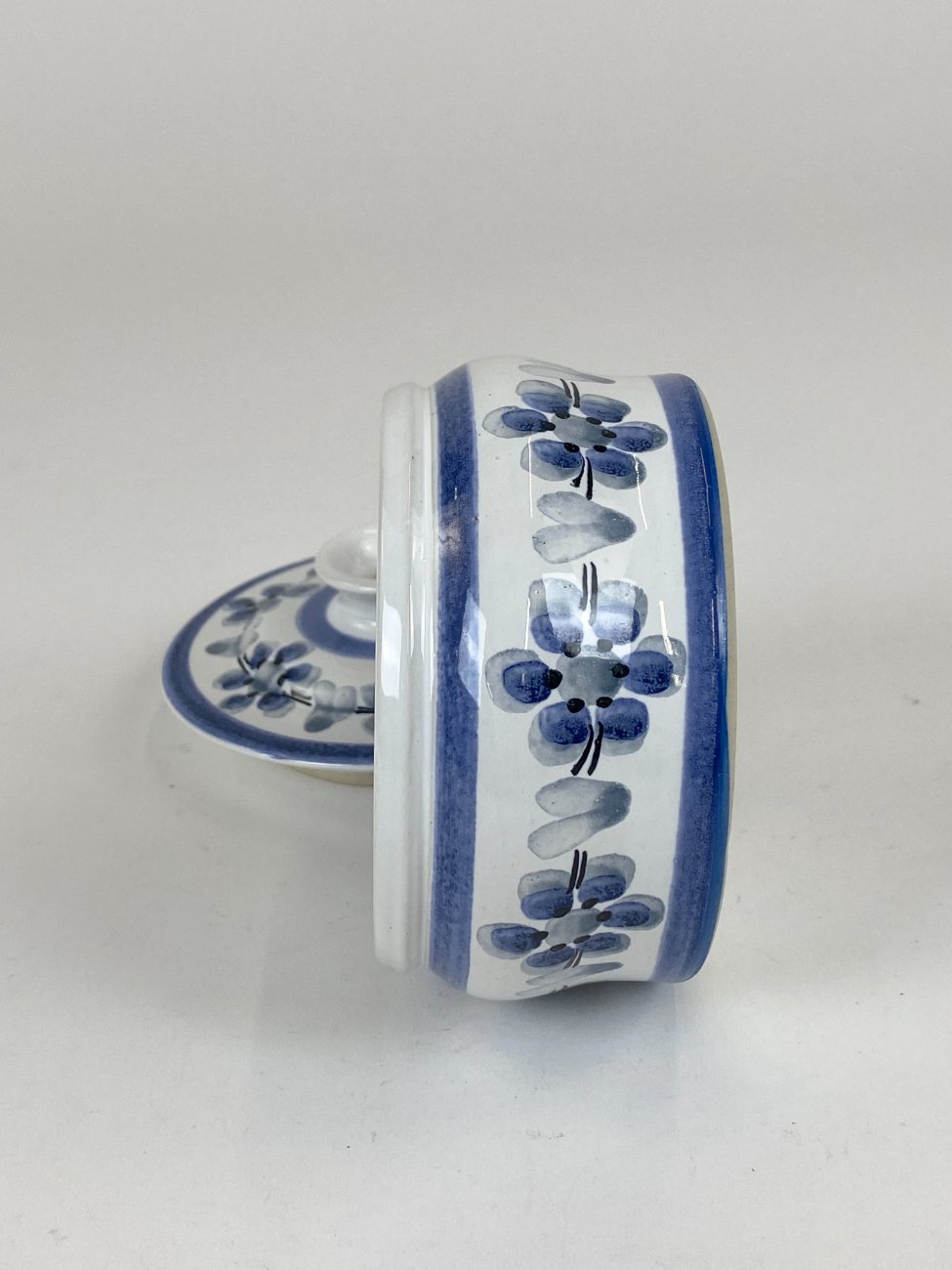 HK1402-kita-keramika-5 Keramikinė dėžutė su gėlių raštais 12x12x8 cm