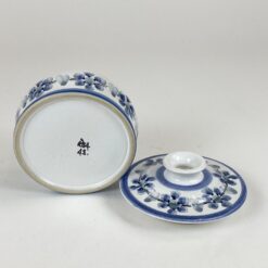 Keramikinė dėžutė su gėlių raštais 12x12x8 cm