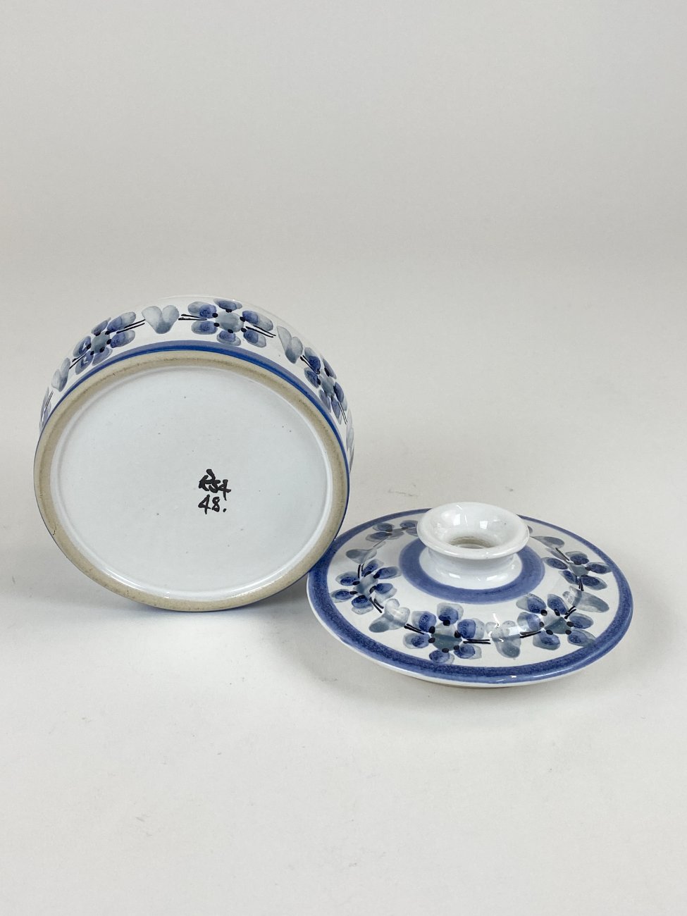 HK1402-kita-keramika-6 Keramikinė dėžutė su gėlių raštais 12x12x8 cm