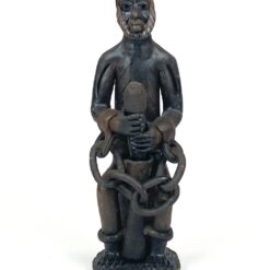 Keramikinė surakinto vyro su grūstuve statula 10,5x9x29 cm