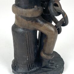 Keramikinė surakinto vyro su grūstuve statula 10,5x9x29 cm