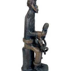 Keramikinė surakinto vyro su grūstuve statula 10,5x9x29 cm