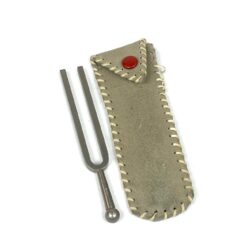 Vintažinis kamertonas A 440 su odiniu dėklu 1,6x0,8x11,9 cm