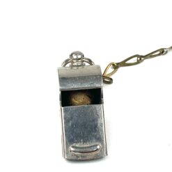 Metalinis švilpukas su žalvarine grandinėle 5x2x2,5 cm