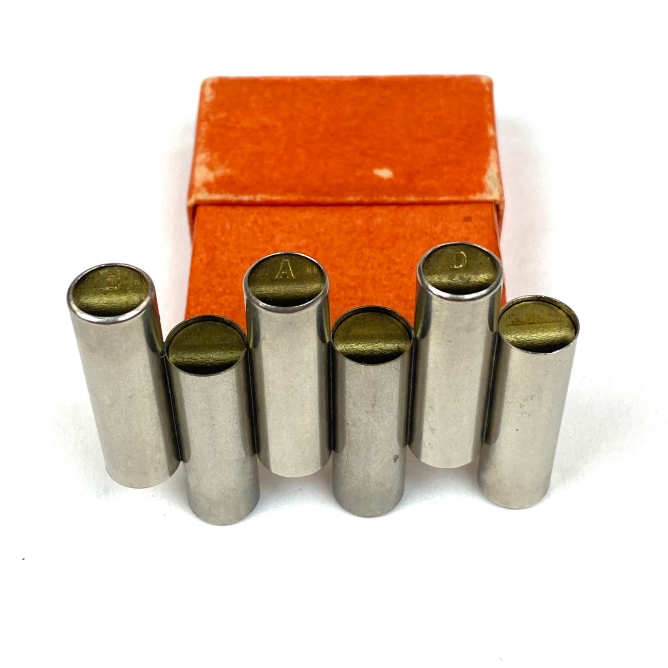 HK1429-muzikos-instrumentai-0 Pučiamasis kamertonas E, A, D, G, B, E 4×5,5×1 cm