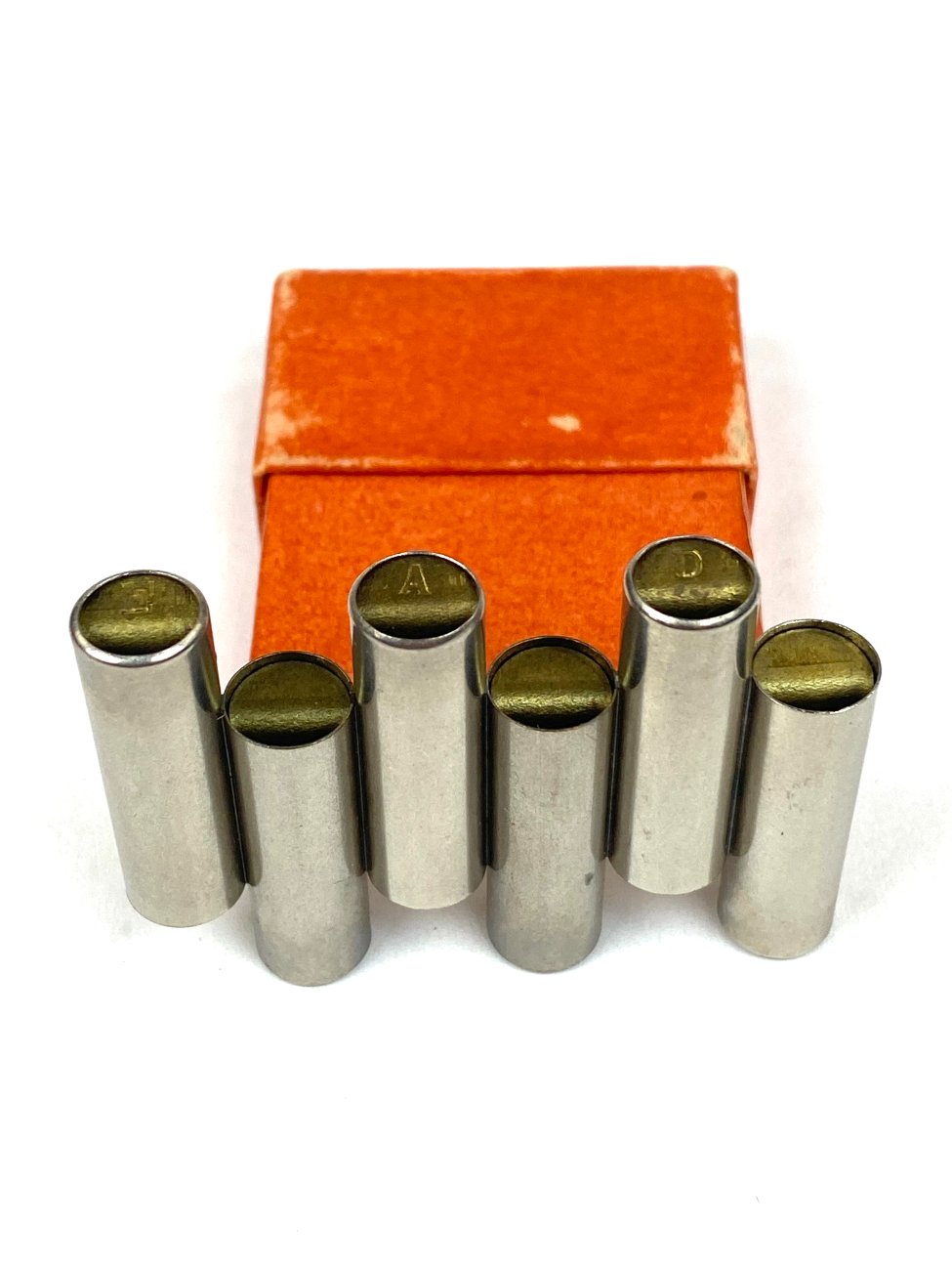 HK1429-muzikos-instrumentai-1 Pučiamasis kamertonas E, A, D, G, B, E 4×5,5×1 cm