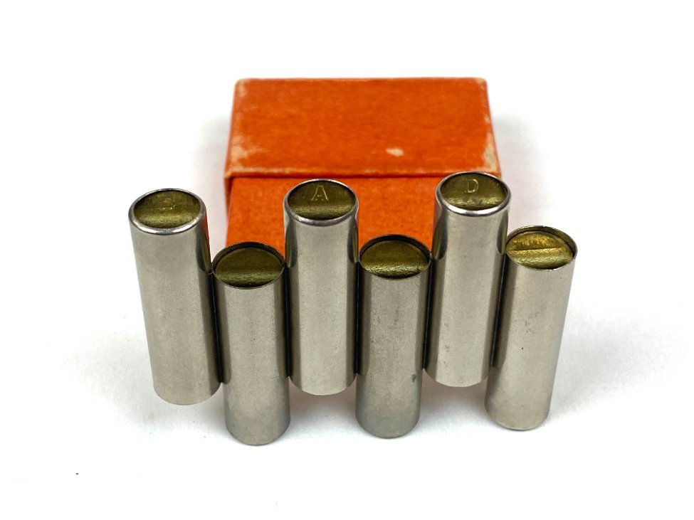 HK1429-muzikos-instrumentai-2 Pučiamasis kamertonas E, A, D, G, B, E 4×5,5×1 cm