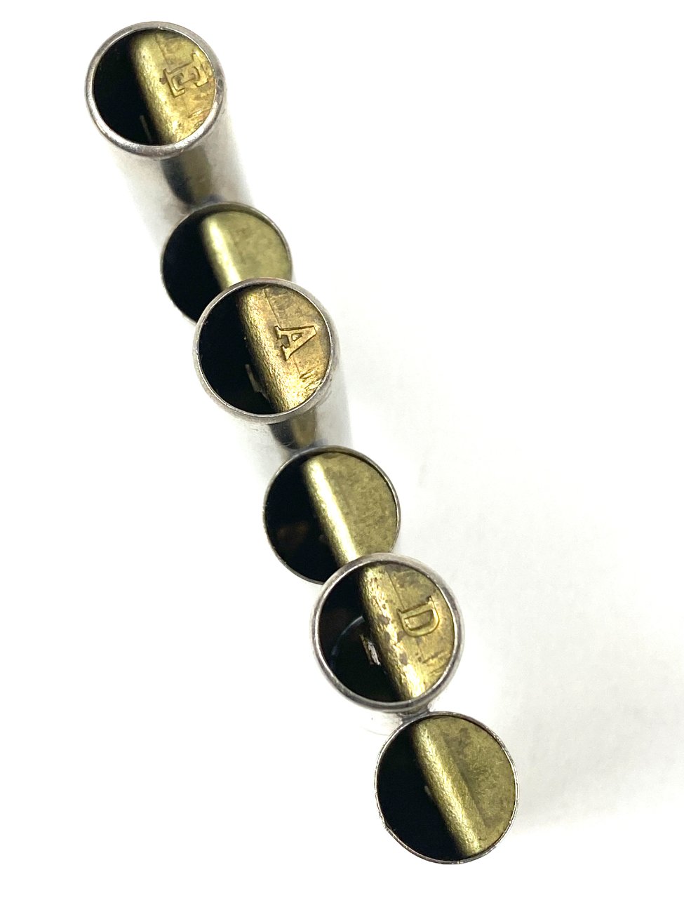 HK1429-muzikos-instrumentai-7 Pučiamasis kamertonas E, A, D, G, B, E 4×5,5×1 cm