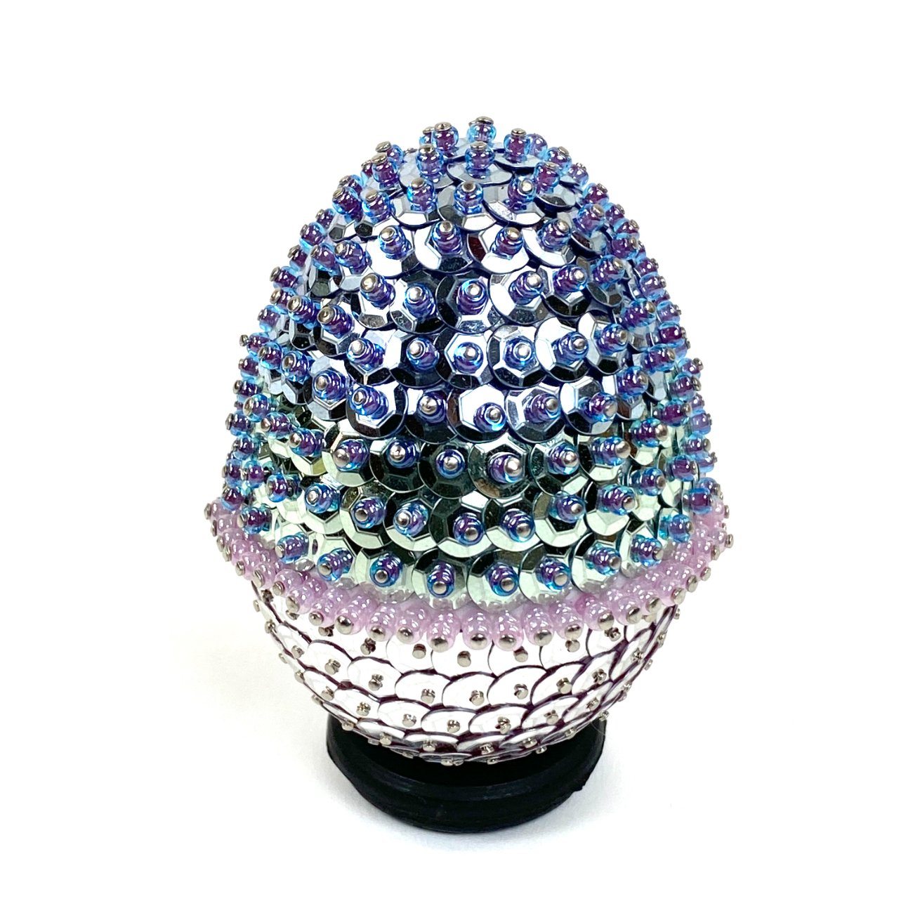 HN1959-kitokios-skulpturos-0 Karoliukais dekoruota kiaušinio figūra 5,5×5,5×7 cm