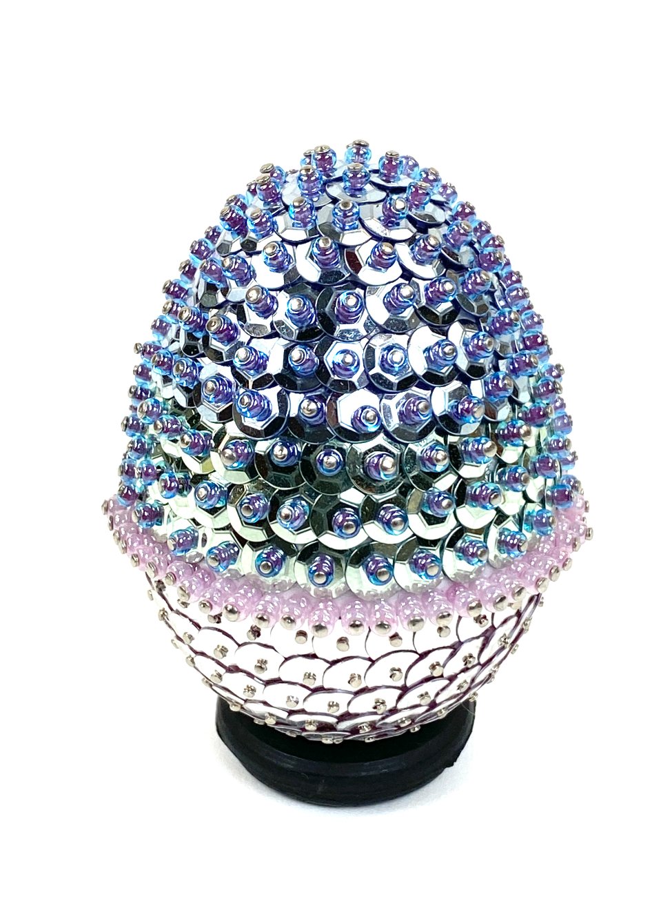 HN1959-kitokios-skulpturos-1 Karoliukais dekoruota kiaušinio figūra 5,5×5,5×7 cm