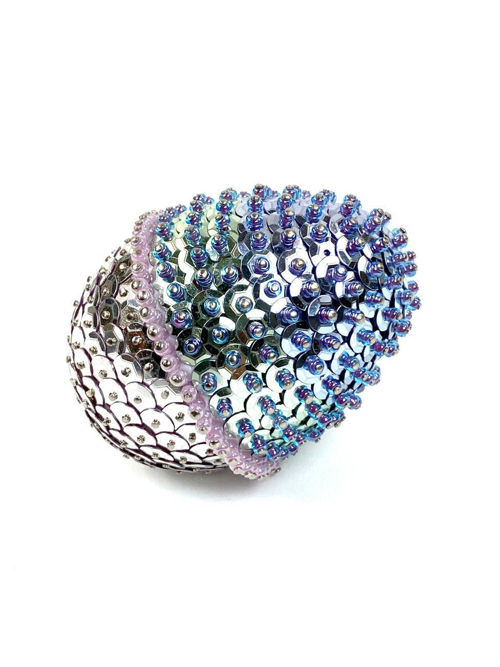 HN1959-kitokios-skulpturos-3 Karoliukais dekoruota kiaušinio figūra 5,5×5,5×7 cm