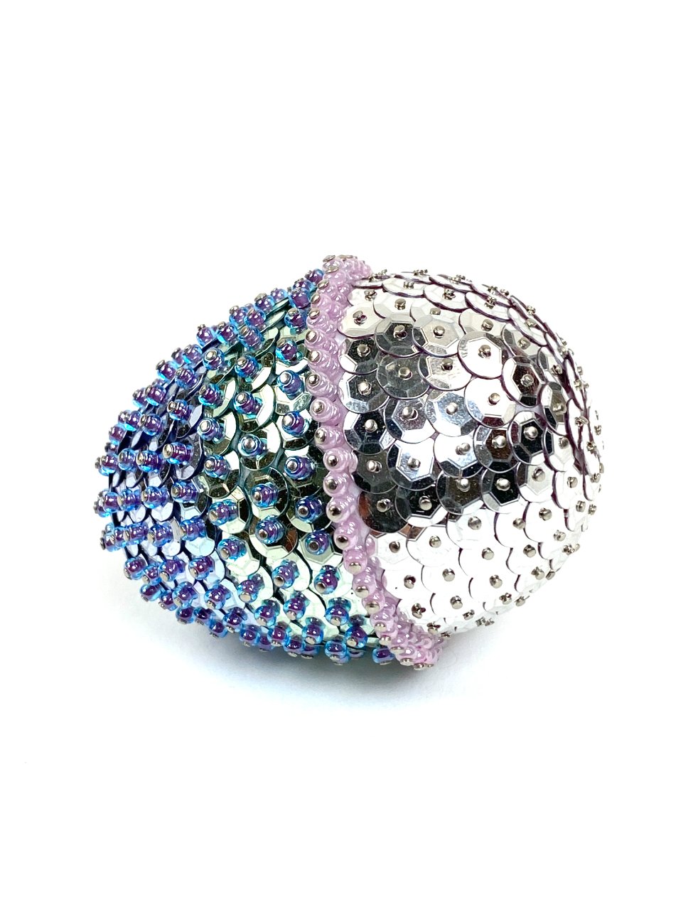 HN1959-kitokios-skulpturos-4 Karoliukais dekoruota kiaušinio figūra 5,5×5,5×7 cm