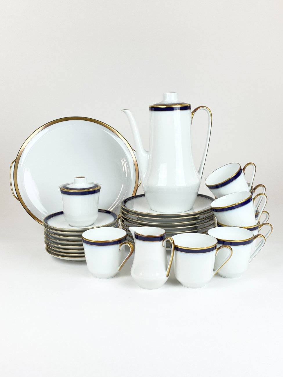 HN1977-pilni-servizai-1 Porcelianinis Hutschenreuther “Echt Kobalt” pusryčių servizas 8-iems asmenims