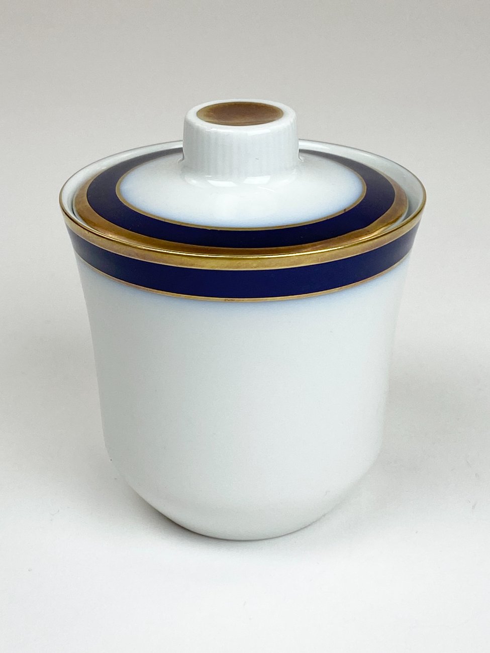 HN1977-pilni-servizai-21 Porcelianinis Hutschenreuther “Echt Kobalt” pusryčių servizas 8-iems asmenims