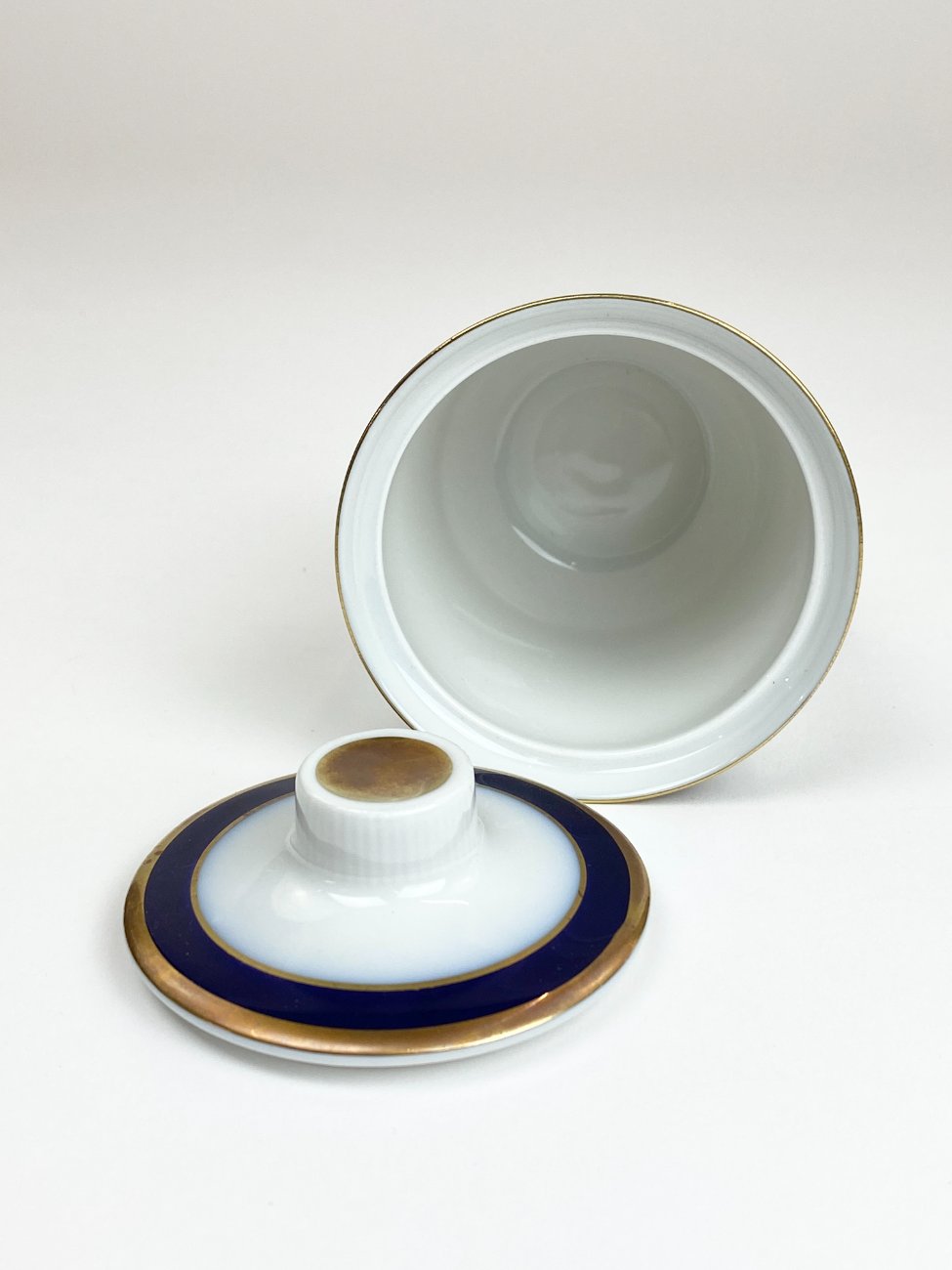 HN1977-pilni-servizai-22 Porcelianinis Hutschenreuther “Echt Kobalt” pusryčių servizas 8-iems asmenims