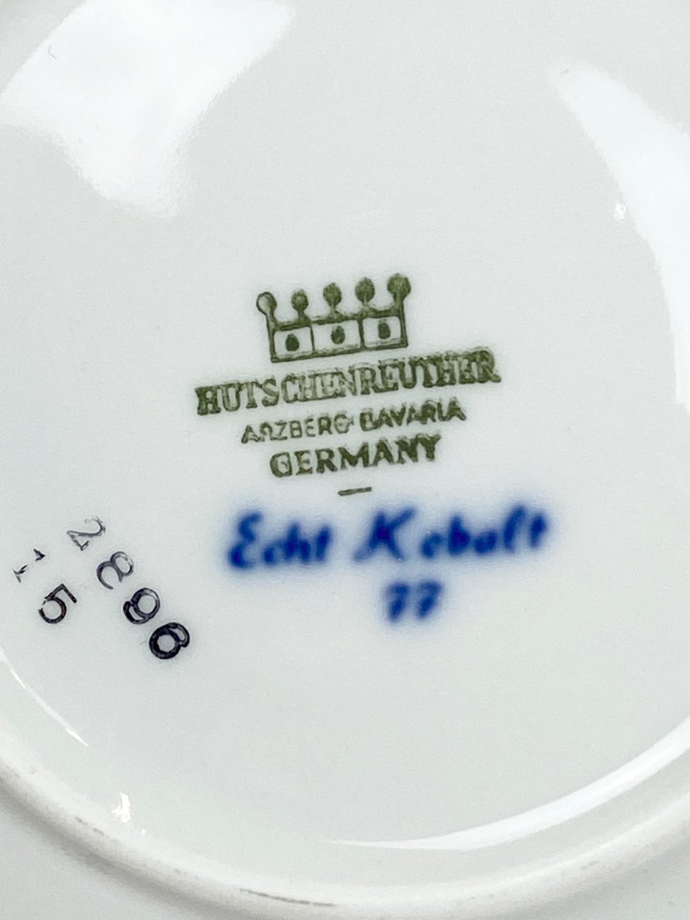 HN1977-pilni-servizai-8 Porcelianinis Hutschenreuther “Echt Kobalt” pusryčių servizas 8-iems asmenims