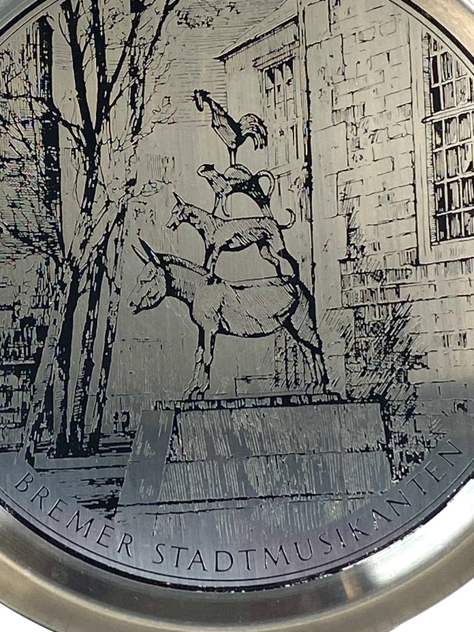 HN1981-lekstes-ir-serviravimo-padeklai-3 Metalinė lėkštė “Bremer Stadtmusikanten” 22x22x1,5 cm
