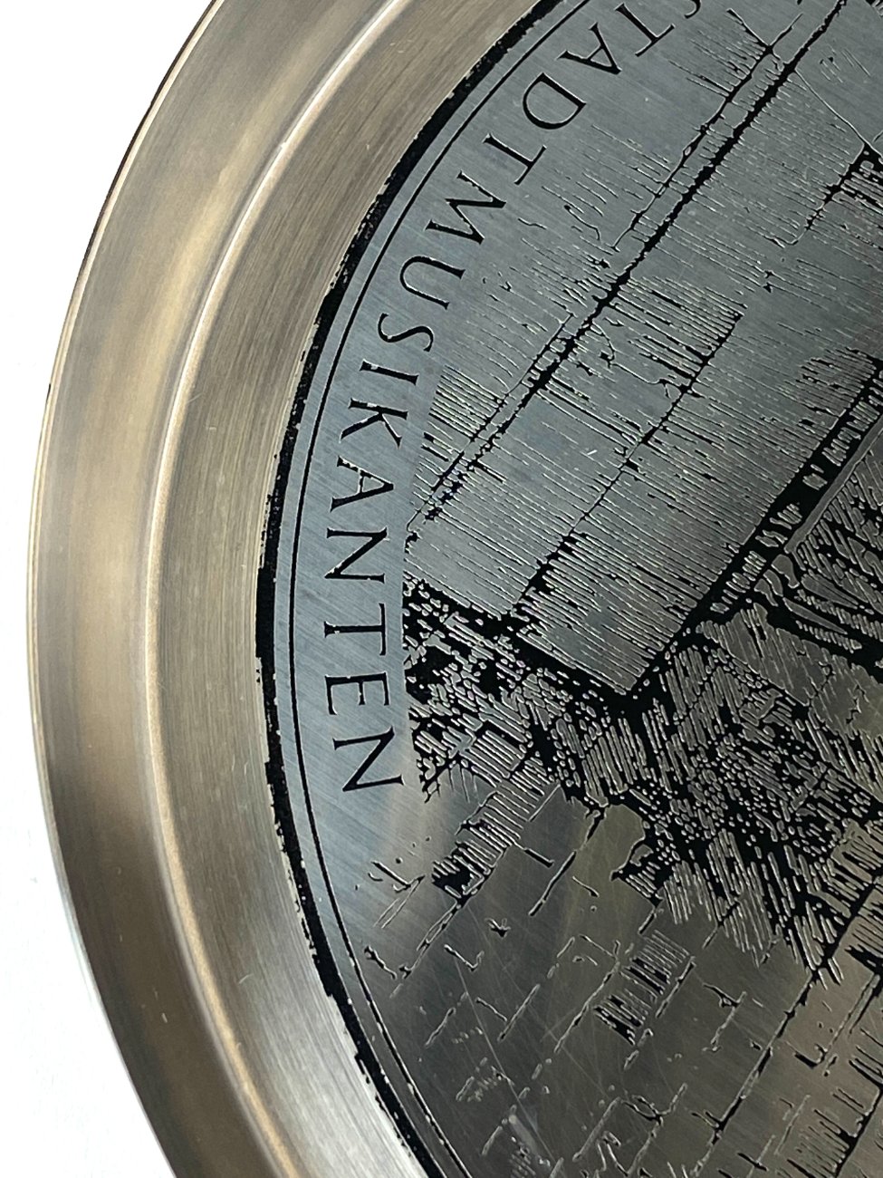 HN1981-lekstes-ir-serviravimo-padeklai-6 Metalinė lėkštė “Bremer Stadtmusikanten” 22x22x1,5 cm