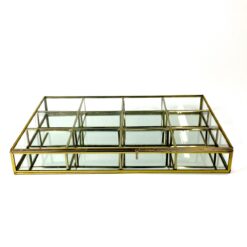 Dvylikos skyrių stiklinė dėžutė veidrodiniu pagrindu 26x37,5x5 cm