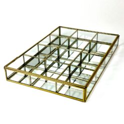 Dvylikos skyrių stiklinė dėžutė veidrodiniu pagrindu 26×37,5×5 cm