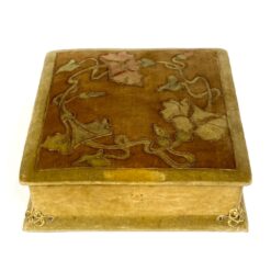 Vintažinė gobelenu aptraukta dėžutė su žalvario detalėmis 18x18x6,5 cm