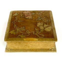 Vintažinė gobelenu aptraukta dėžutė su žalvario detalėmis 18x18x6,5 cm