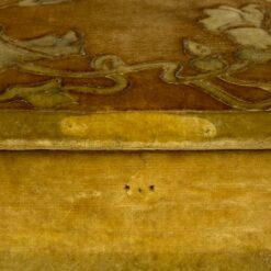 Vintažinė gobelenu aptraukta dėžutė su žalvario detalėmis 18x18x6,5 cm