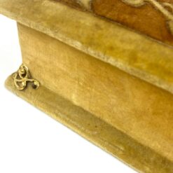 Vintažinė gobelenu aptraukta dėžutė su žalvario detalėmis 18x18x6,5 cm