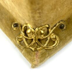 Vintažinė gobelenu aptraukta dėžutė su žalvario detalėmis 18x18x6,5 cm