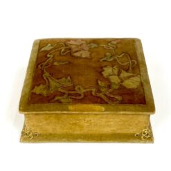 Vintažinė gobelenu aptraukta dėžutė su žalvario detalėmis 18x18x6,5 cm