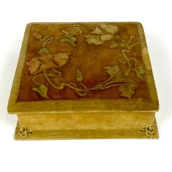 Vintažinė gobelenu aptraukta dėžutė su žalvario detalėmis 18x18x6,5 cm