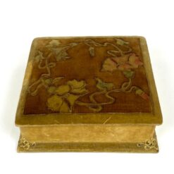 Vintažinė gobelenu aptraukta dėžutė su žalvario detalėmis 18x18x6,5 cm