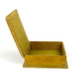 Vintažinė gobelenu aptraukta dėžutė su žalvario detalėmis 18x18x6,5 cm