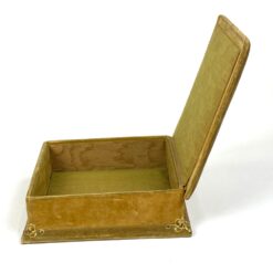 Vintažinė gobelenu aptraukta dėžutė su žalvario detalėmis 18x18x6,5 cm