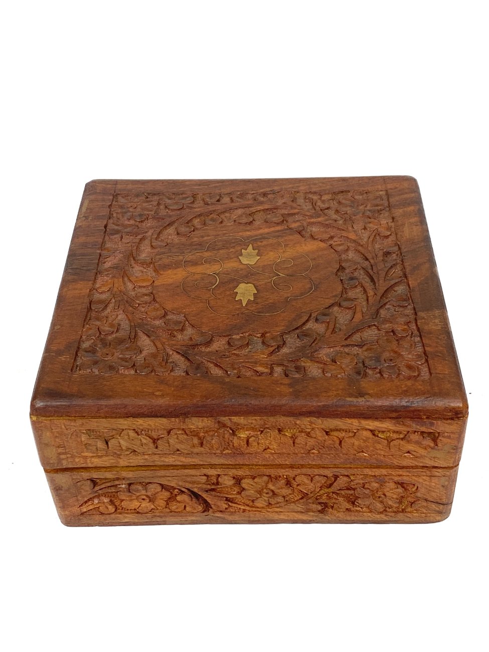 HN2005-dezutes-skryneles-1 Augalų motyvais drožinėta ir žalvariu inkrustuota medinė dėžutė 16,5×16,5×7,5 cm