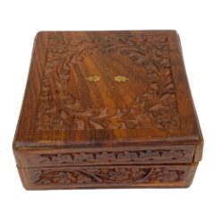 Augalų motyvais drožinėta ir žalvariu inkrustuota medinė dėžutė 16,5×16,5×7,5 cm