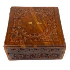 Augalų motyvais drožinėta ir žalvariu inkrustuota medinė dėžutė 16,5×16,5×7,5 cm