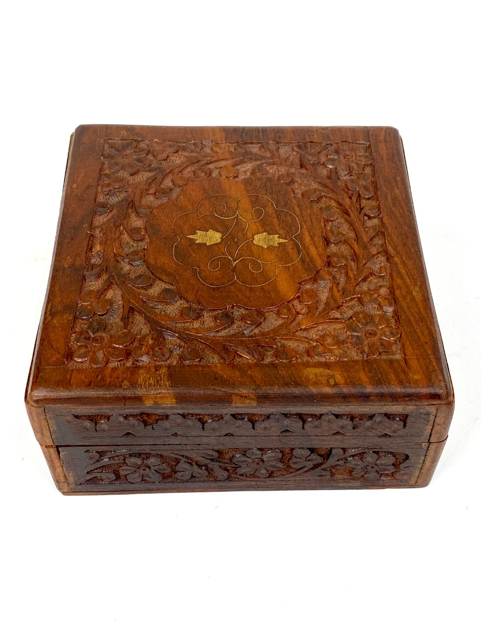 HN2005-dezutes-skryneles-4 Augalų motyvais drožinėta ir žalvariu inkrustuota medinė dėžutė 16,5×16,5×7,5 cm