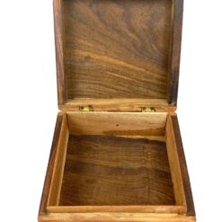 Augalų motyvais drožinėta ir žalvariu inkrustuota medinė dėžutė 16,5×16,5×7,5 cm