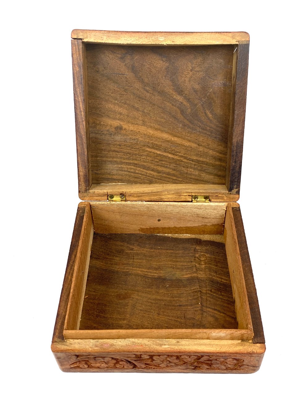 HN2005-dezutes-skryneles-5 Augalų motyvais drožinėta ir žalvariu inkrustuota medinė dėžutė 16,5×16,5×7,5 cm