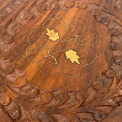 Augalų motyvais drožinėta ir žalvariu inkrustuota medinė dėžutė 16,5×16,5×7,5 cm