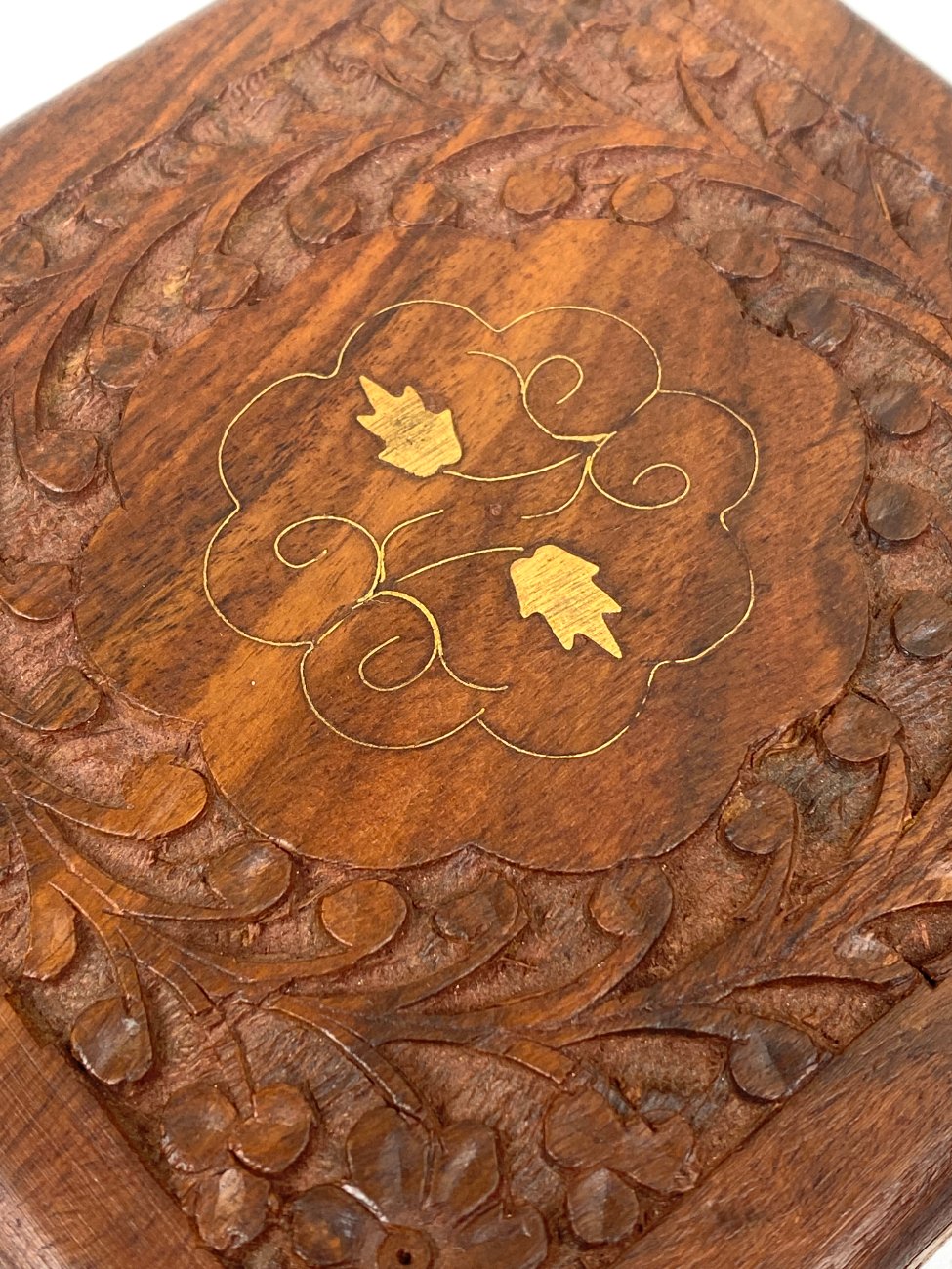 HN2005-dezutes-skryneles-6 Augalų motyvais drožinėta ir žalvariu inkrustuota medinė dėžutė 16,5×16,5×7,5 cm