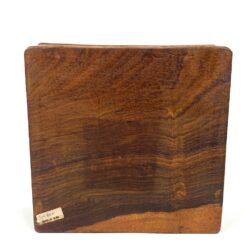 Augalų motyvais drožinėta ir žalvariu inkrustuota medinė dėžutė 16,5×16,5×7,5 cm