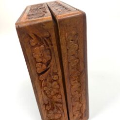 Augalų motyvais drožinėta ir žalvariu inkrustuota medinė dėžutė 16,5×16,5×7,5 cm