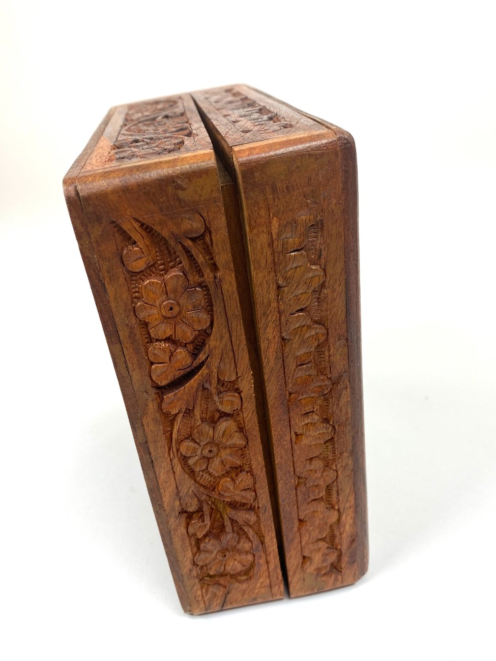 HN2005-dezutes-skryneles-8 Augalų motyvais drožinėta ir žalvariu inkrustuota medinė dėžutė 16,5×16,5×7,5 cm