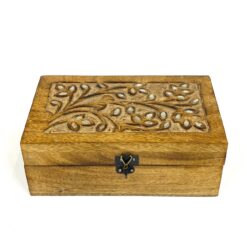 Medinė dėžutė augalų motyvais drožinėtu dangteliu 13x19,5x7,5 cm
