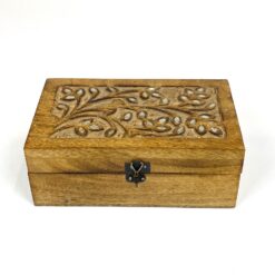 Medinė dėžutė augalų motyvais drožinėtu dangteliu 13×19,5×7,5 cm