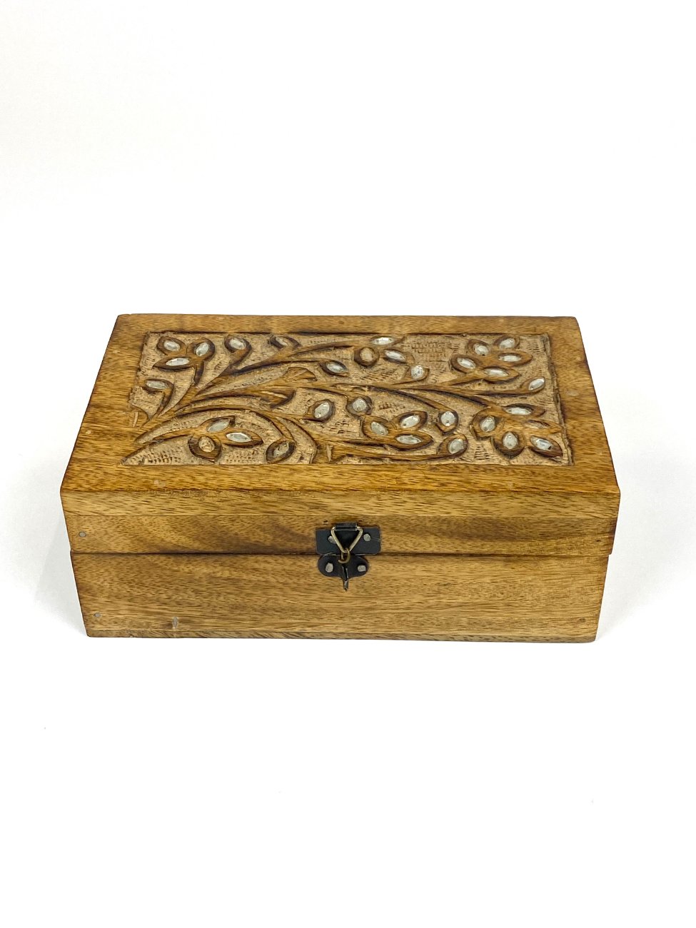 HN2006-dezutes-skryneles-1 Medinė dėžutė augalų motyvais drožinėtu dangteliu 13×19,5×7,5 cm