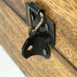 Medinė dėžutė augalų motyvais drožinėtu dangteliu 13×19,5×7,5 cm