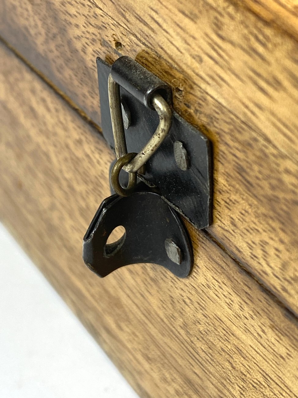 HN2006-dezutes-skryneles-10 Medinė dėžutė augalų motyvais drožinėtu dangteliu 13×19,5×7,5 cm